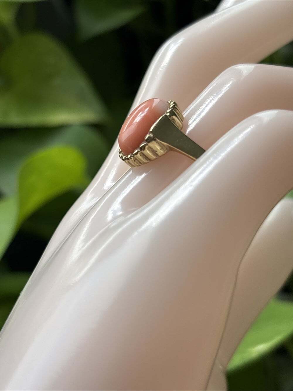 Vintage 8K Solid Yellow Gold Coral Ring Size 8 Bezel Set Oval 4.25g - Picture 3 of 16